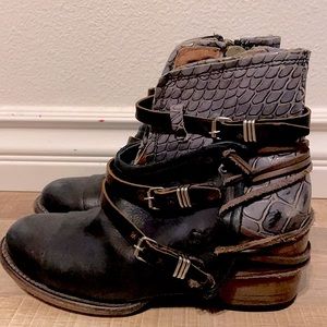 FREEBIRD by Steve Madden CRUE in Navy Multicolor Size 8